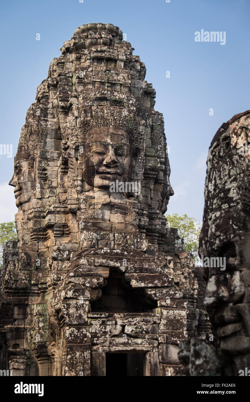 Le visage souriant sculptures du Bayan, temple Angkor Thom, Siem Reap Banque D'Images
