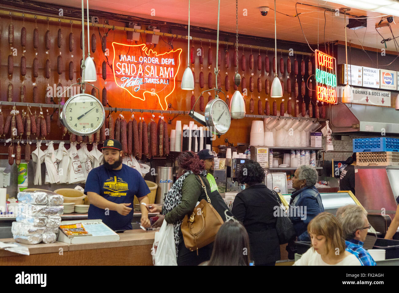 Katz's Deli, Traiteur un diner dans le Lower East Side, New York City, États-Unis d'Amérique. Banque D'Images