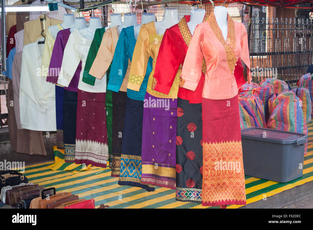 Costume de femme lao pour la vente au marché, Luang Prabang, Laos Banque D'Images