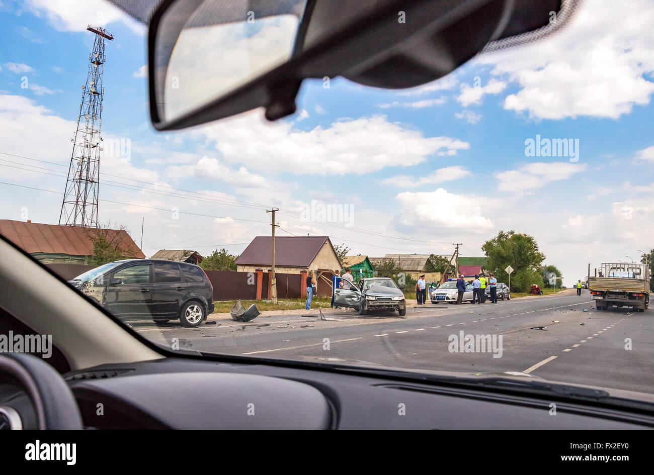 L'accident sur la route. La vue depuis la fenêtre de voiture Banque D'Images