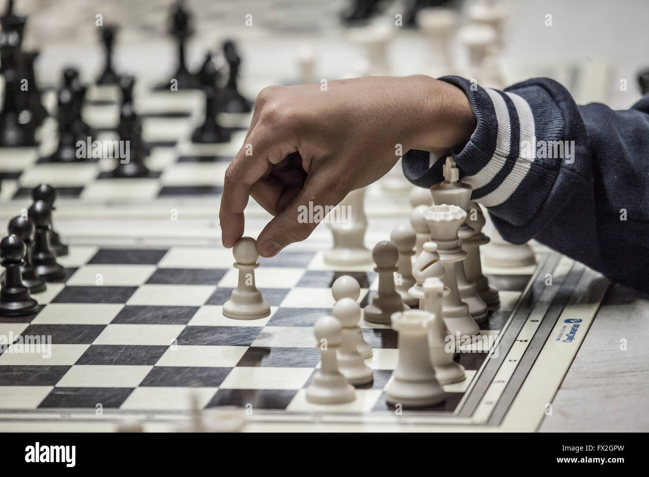 Les gens jouant aux échecs Banque D'Images