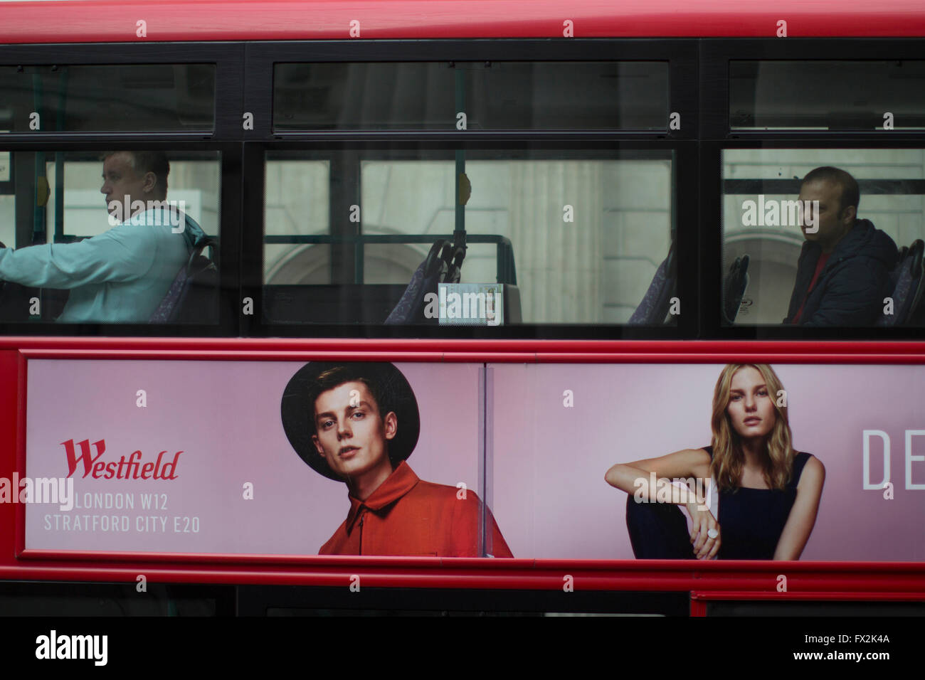 London bus rouge avec annonce pour Westfield Stratford à Londres Banque D'Images