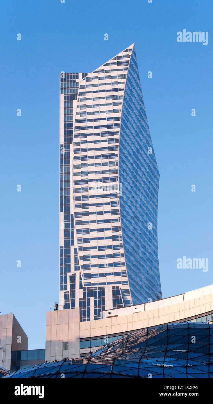 Bloc de bureau moderne en centre-ville de Varsovie. Gratte-ciel de style moderniste asymétrique. Banque D'Images