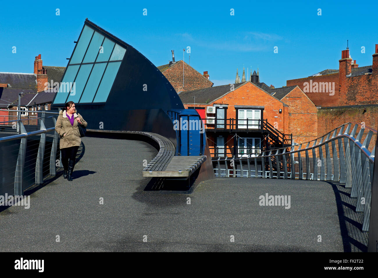 Femme marche sur échelle Lane Bridge, Hull, East Riding of Yorkshire, Angleterre, Humberside Banque D'Images