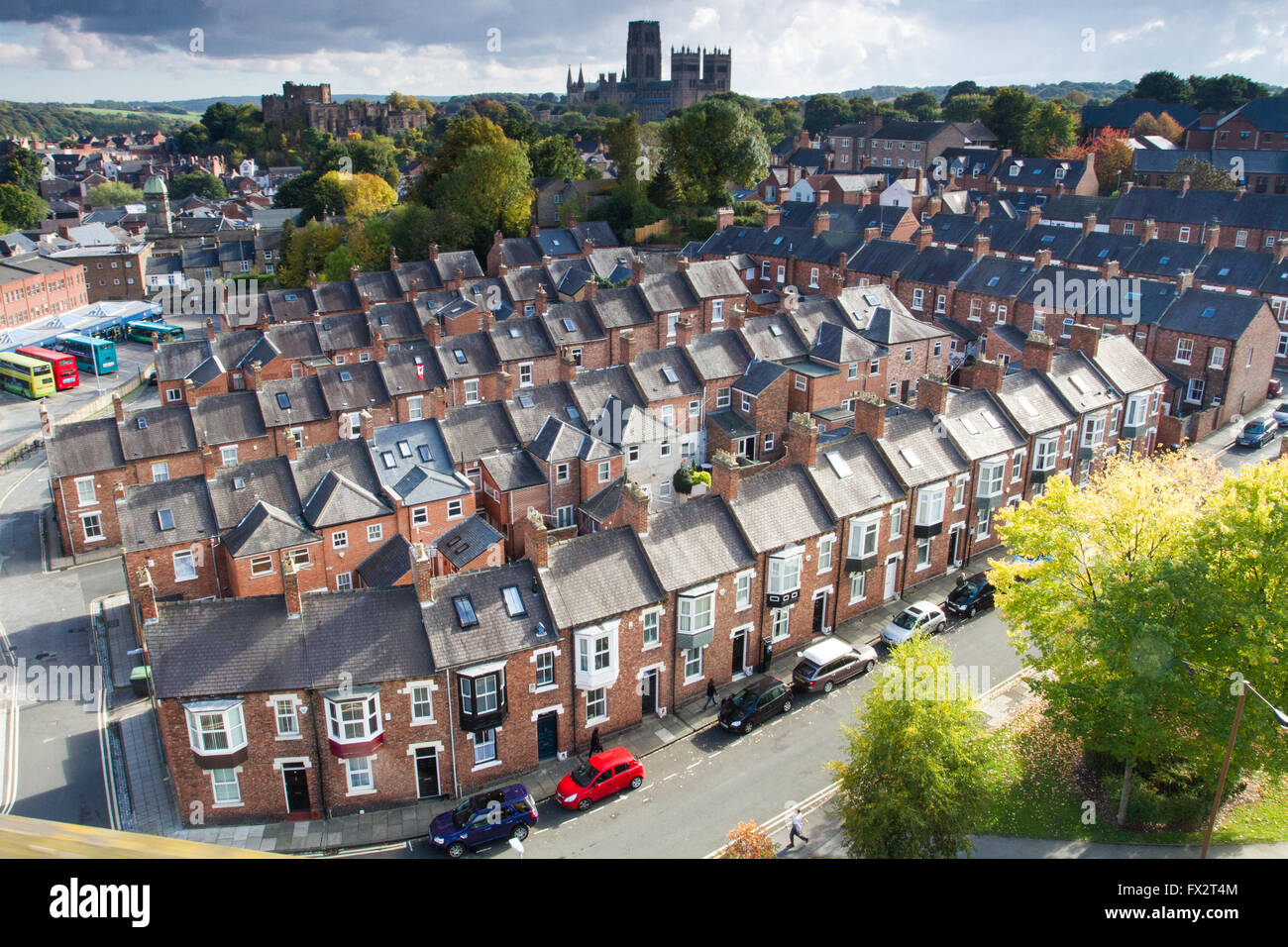 Une vue de dessus à la recherche vers le bas sur des rangées de maisons mitoyennes serrées sur les rues de la ville de Durham, Royaume-Uni. Banque D'Images