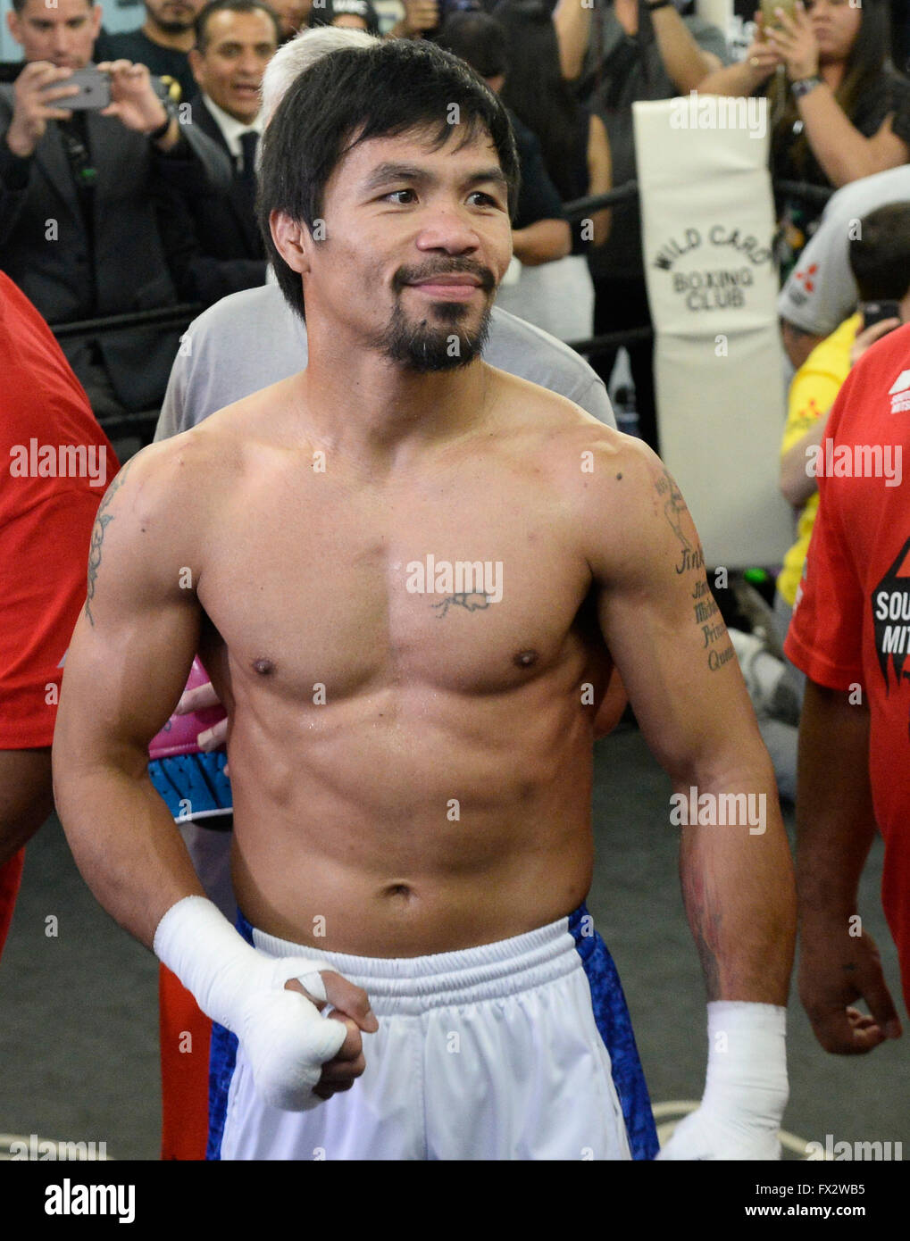 Fichier. Apr 9, 2016. MANNY PACQUIAO (58-6-2) prend sa retraite après avoir battu Timothy Bradley par décision unanime. La superstar a eu une carrière de 21 années de devenir le premier et seulement 8-division champion du monde, dans lequel il a remporté dix titres mondiaux, ainsi que le premier à remporter le championnat en ligne directe dans quatre catégories de poids. Selon Forbes, il est le 2e plus élevé payé athlète au monde à partir de 2015. Sur la photo : 30 mars, 2016. Hollywood. Manny Pacquiao revient avec son entraîneur Freddie Roach sur son prochain combat avec Timothy Bradley mercredi. Les deux vont se battre chaque ot Banque D'Images