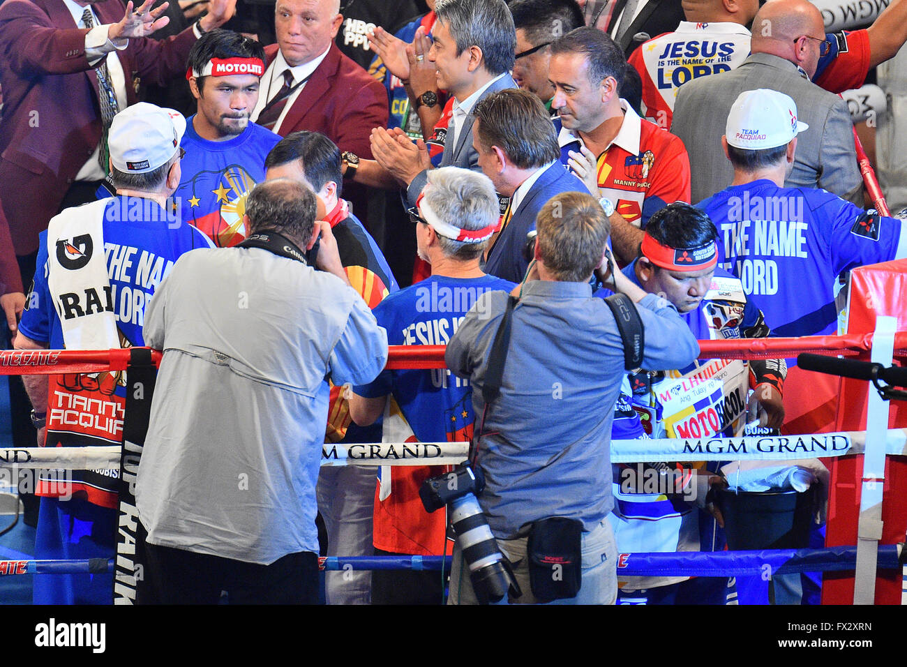 Le 9 avril 2016, à Las Vegas, Nevada, USA ; Manny Pacquiao (L'arrière) (province de Sarangani, Philippines) avant la mi-moyens Pacquiao vs Bradley lutte championnat dans le MGM Grand Garden Arena au MGM Grand Hotel and Casino à Las Vegas, Nevada. Manny Pacquiao (province de Sarangani, Philippines) défait Timothy Bradley, Jr. (Palm Springs, Californie, USA) par décision unanime. Photo : Sam Wasson/dpagre Banque D'Images