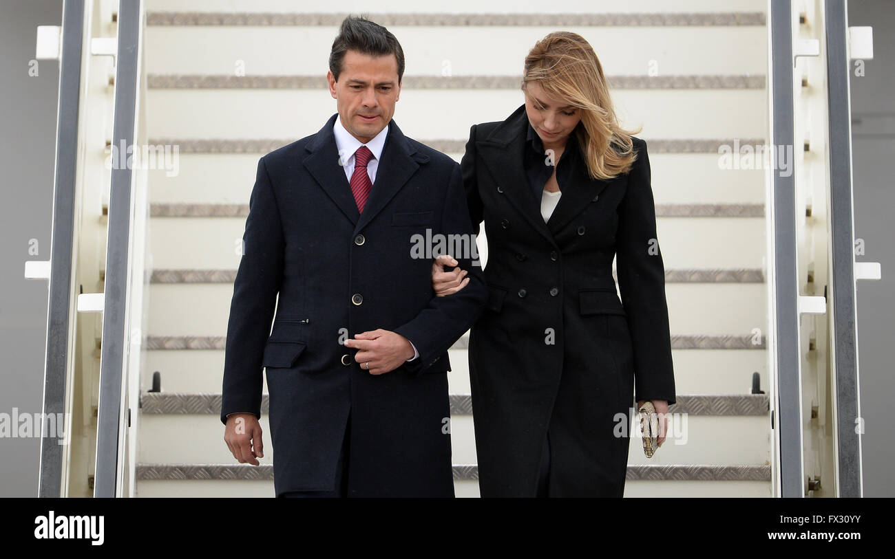 Berlin, Allemagne. 10 avr, 2016. Le Président mexicain Enrique Pena Nieto (L) et son épouse Angelica Rivera arrivent à l'aéroport de Tegel à Berlin, Allemagne, 10 avril 2016. Photo : BRITTA PEDERSEN/dpa/Alamy Live News Banque D'Images