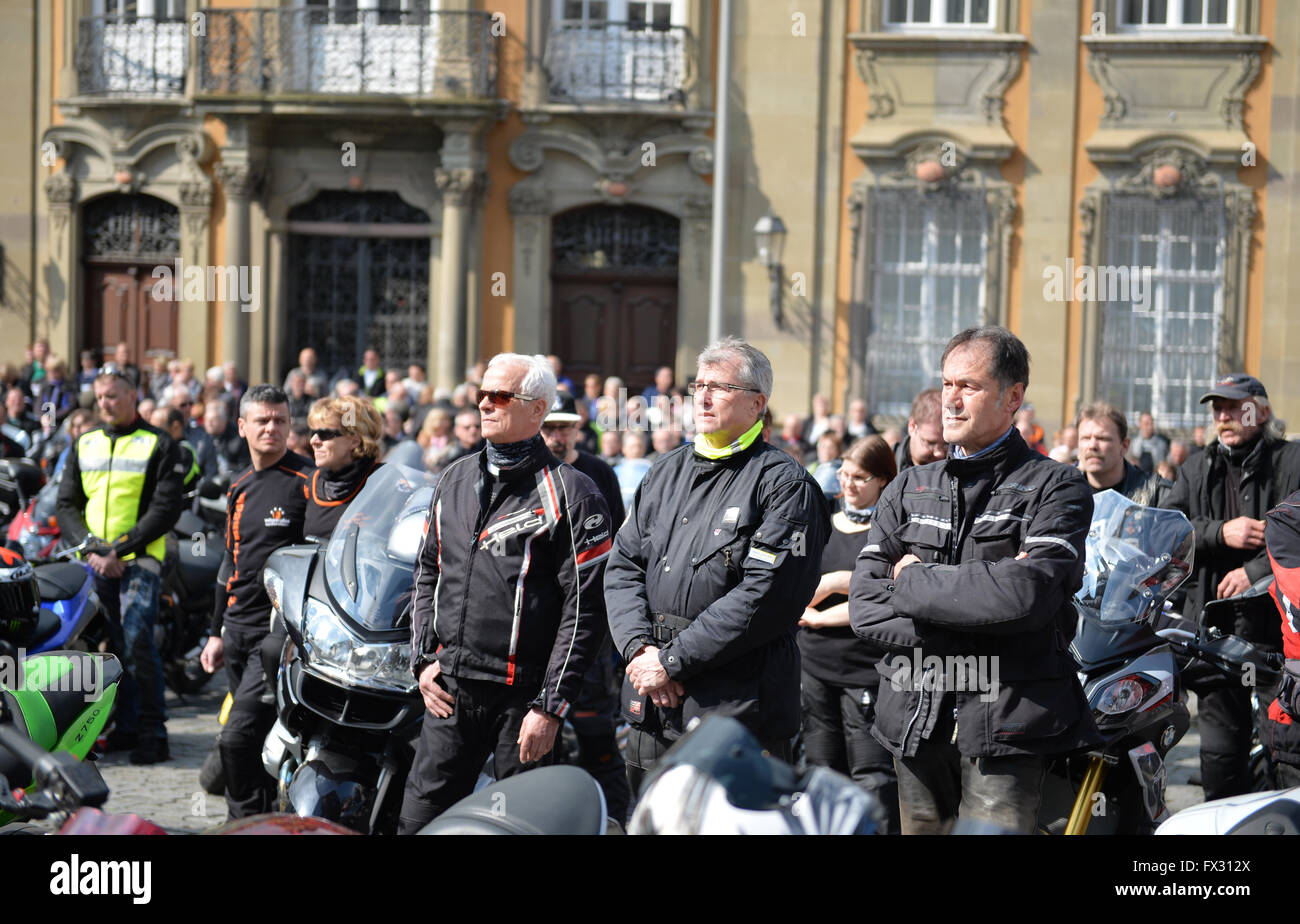 Schwaebisch Hall, en Allemagne. 10 avr, 2016. Les gens avec leurs motos se tenir en face de l'hôtel de ville en Schwaebisch Hall, Allemagne, 10 avril 2016. Un service d'église traditionnelle pour les motocyclistes a lieu chaque année au début de la nouvelle saison de motocyclisme pour rappeler aux amateurs de les joies et les dangers de ce sport. Photo : JAN-PHILIPP STROBEL/dpa/Alamy Live News Banque D'Images