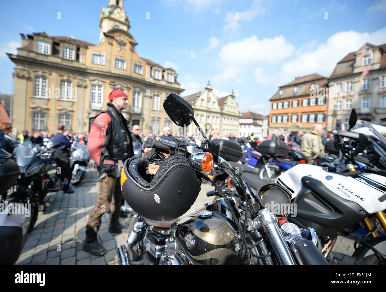 Schwaebisch Hall, en Allemagne. 10 avr, 2016. Un casque qui est représenté sur une moto en face de l'hôtel de ville en Schwaebisch Hall, Allemagne, 10 avril 2016. Un service d'église traditionnelle pour les motocyclistes a lieu chaque année au début de la nouvelle saison de motocyclisme pour rappeler aux amateurs de les joies et les dangers de ce sport. Photo : JAN-PHILIPP STROBEL/dpa/Alamy Live News Banque D'Images