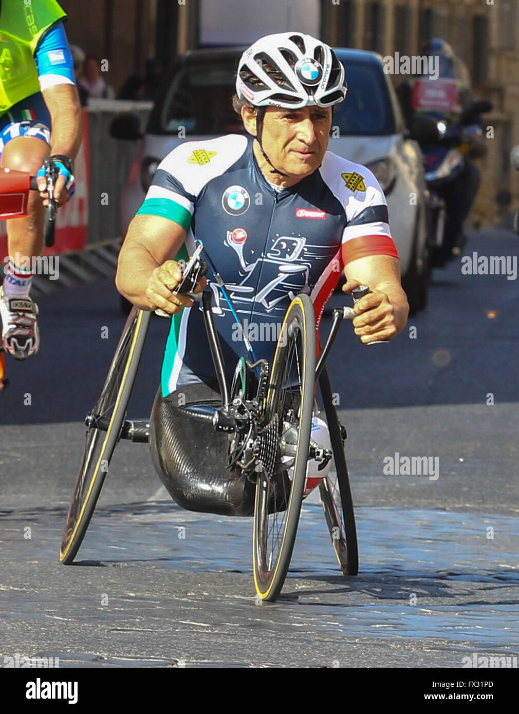 Rome, Italie. 10 avr, 2016. 22e Marathon annuel de la ville de Rome et courir pour le plaisir. Alex Zanardi, champion italien sur HandBike. Credit : Action Plus Sport/Alamy Live News Banque D'Images