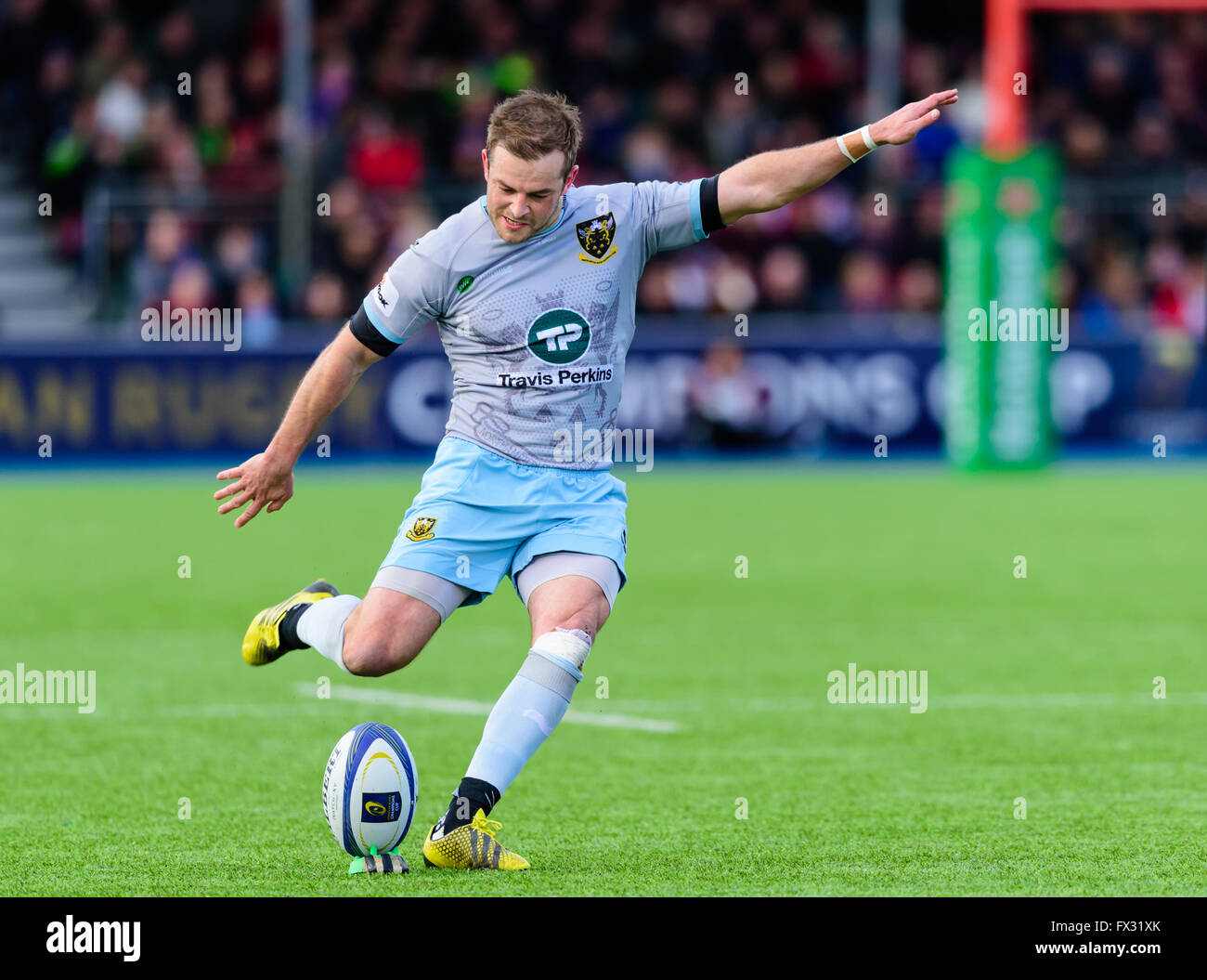 Londres, Royaume-Uni. Le 9 avril, 2016. Northampton Saints player - Stephen Myler prend un coup de pied de pénalité au cours de la première moitié du match quart de finale de la Coupe des Champions - Saracens vs Northampton Saints de Allianz Park. Credit : Taka Wu/Alamy Live News Banque D'Images