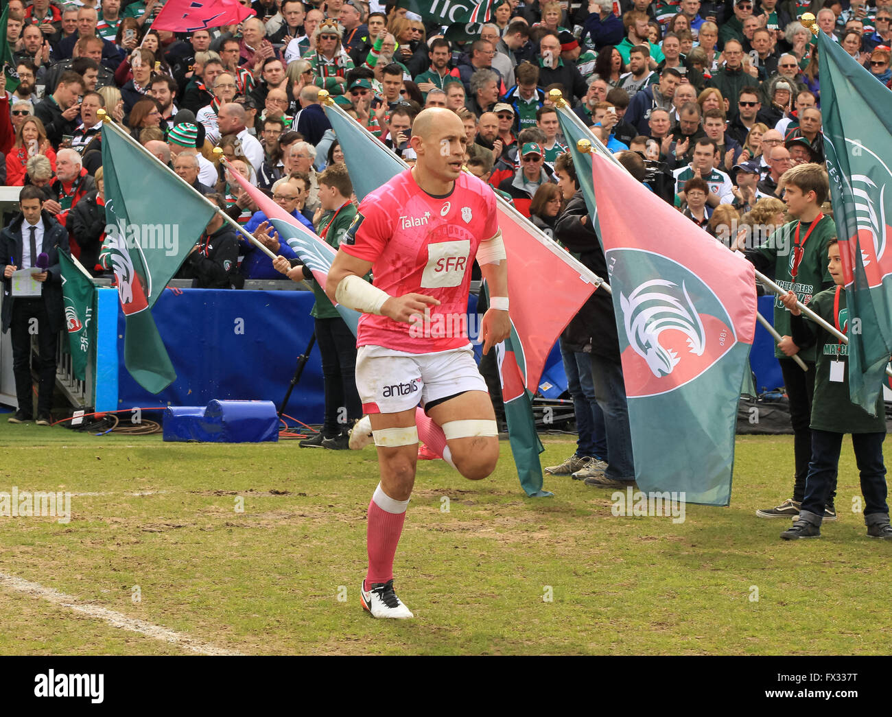 Welford Road, Leicester, UK. 10 avr, 2016. La Coupe des champions européens. Leicester Tigers contre Stade Francais. Le capitaine Sergio Parisse État mène son équipe. Credit : Action Plus Sport/Alamy Live News Banque D'Images
