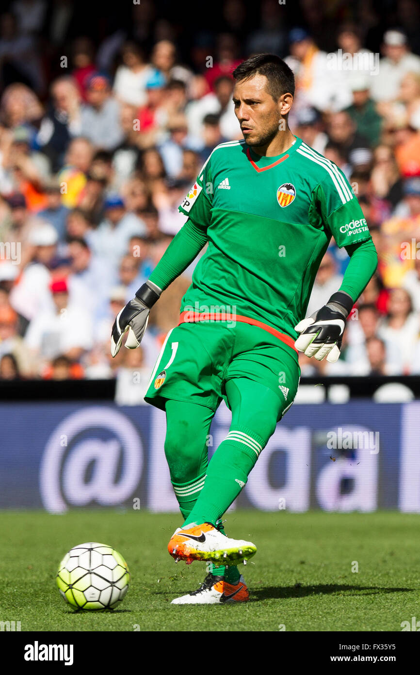 Valence, Espagne. 10 avr, 2016. 01 Diego Alves de Valence CF lors de la Liga match entre Valence CF et Sevilla FC à Mestalla Stadium. Victoire 2-1 à Valence, Séville FC dans la liga match, Dani Parejo et Alvaro Negredo pour socored Valence. Kevin Gameiro a marqué pour Sevilla FC. © Jose Miguel Fernandez de Velasco/Pacific Press/Alamy Live News Banque D'Images