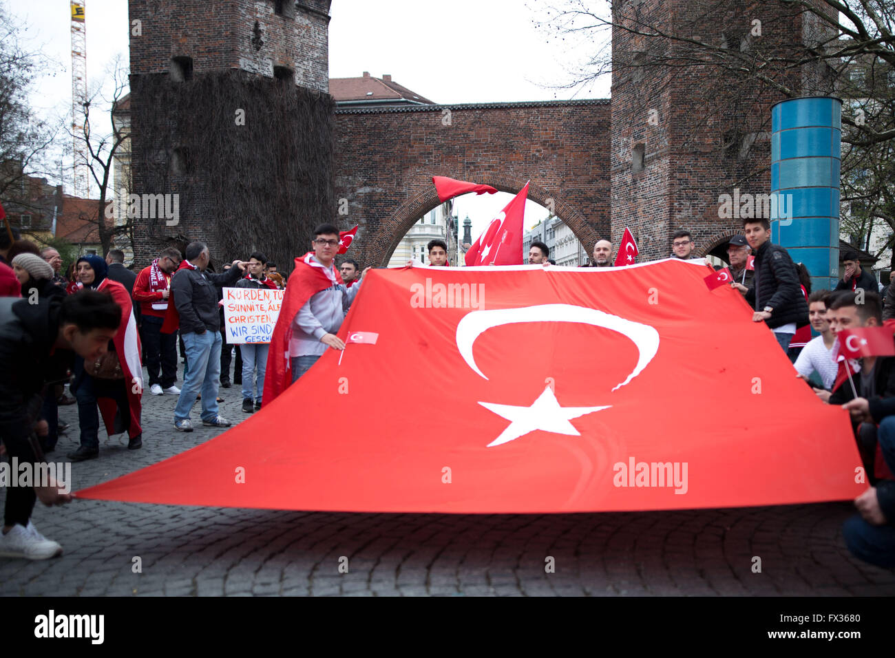 Munich, Allemagne. 10 avril, 2016. Sur toute l'Allemagne nationaliste turque mobilisée pour la paix manifestations contre le PKK et d'ISIS. Environ 500 a rejoint le rassemblement à Munich. Des affrontements ont éclaté comme des militants kurdes et antifacists s sur la route et essayé de bloquer la rue. Des manifestants ont attaqué les gens turcs par permanent et la police est intervenue. Après l'événement a terminé les deux camps ont obtenu des militants en petits combats. Au moins une personne a été blessée. 10 avr, 2016. Crédit : Michael Trammer/ZUMA/Alamy Fil Live News Banque D'Images