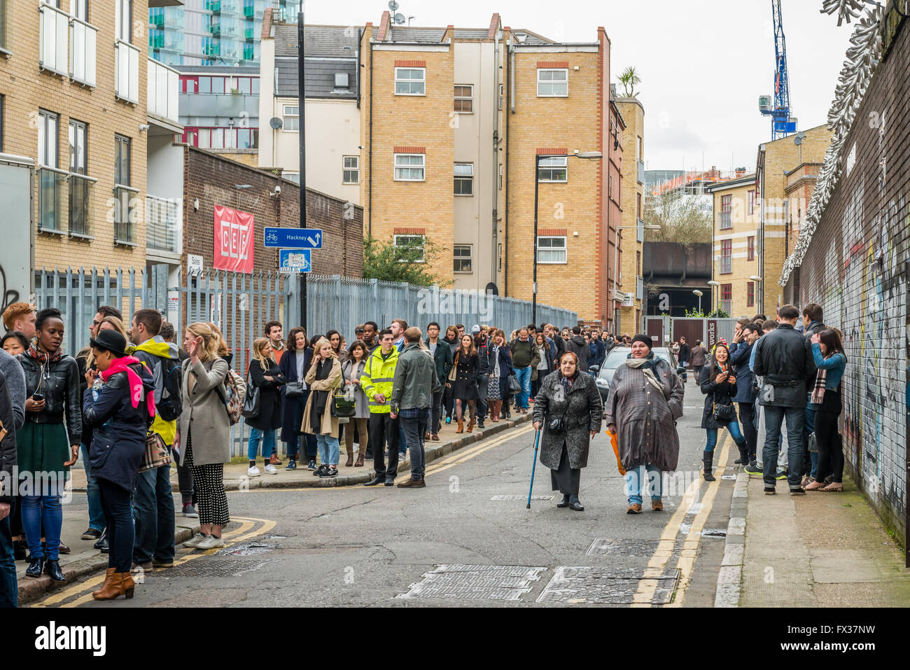 Londres, Royaume-Uni - 09 avril, 2016 : Le London Festival du café (07-10 avril, Brick Lane, Old Truman Brewery). Une très longue queue à l'entrée au festival Banque D'Images