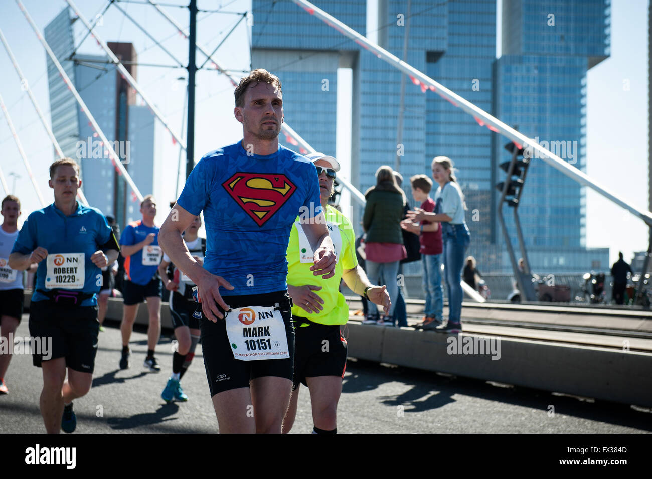 Rotterdam, aux Pays-Bas. 10 avr, 2016. Les participants courent sur le pont Erasme de Rotterdam pendant la Marathon, Marius Kipserem kenyan a remporté la course dans son meilleur temps de 2 heures, 06 minutes et 10 secondes de chant le gagnant de l'an dernier Salomon Deksisa éthiopien. Dans le concours de la femme, l'Asefa Sutume Kebede sortit rapidement, couvrant les 5 premiers km en 16:53, une augmentation massive de 46 secondes d'avance sur ses poursuivants et le 2:18 rythme. Mais la catastrophe le chef après 30km lorsqu'elle a reçu un coup avec croix. Credit : Romy Arroyo Fernandez/Alamy Live News Banque D'Images