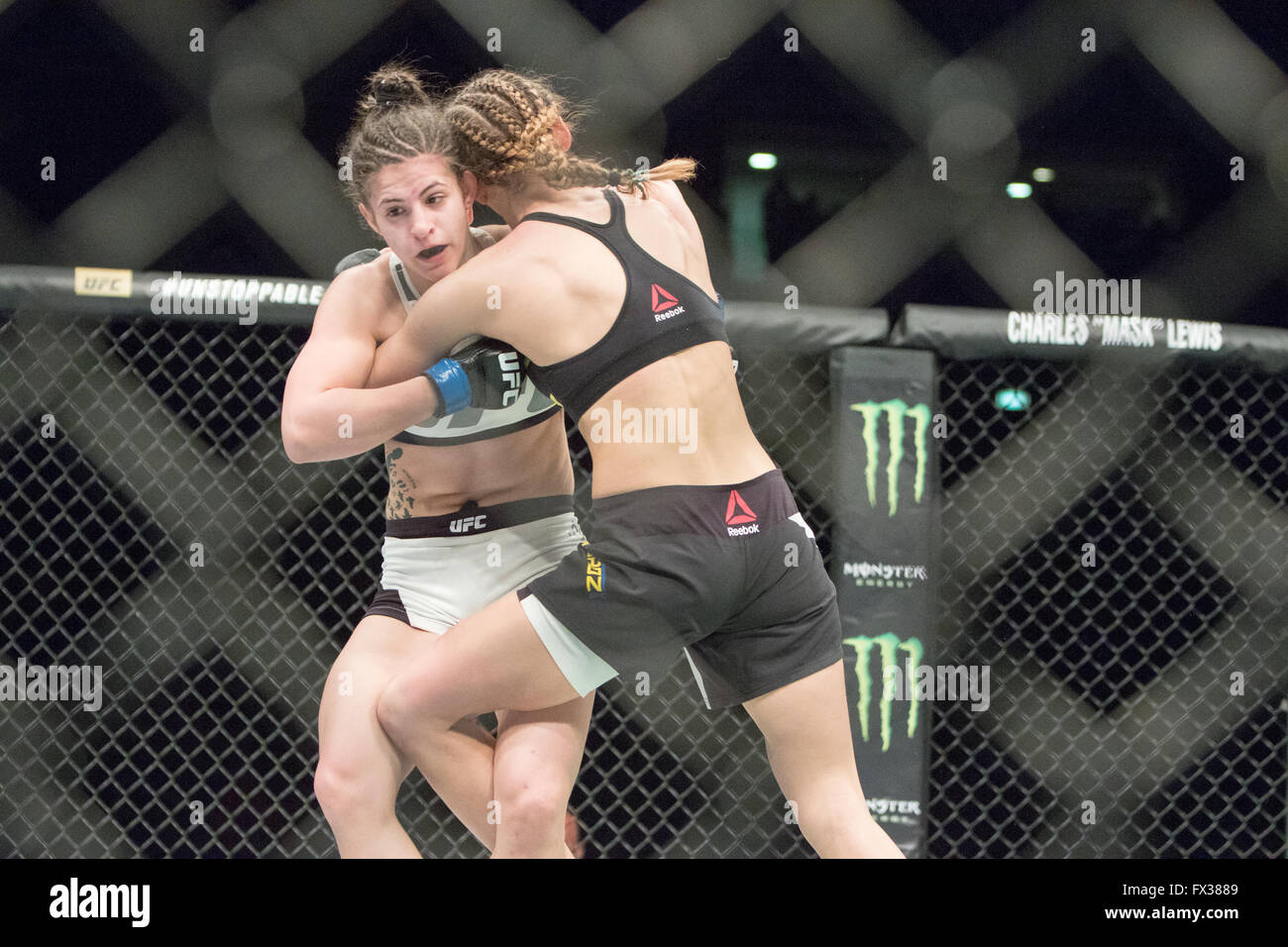 Zagreb, Croatie. 10 avril, 2016. Maryna Moroz bat Cristina Stanciu via décision unanime.Maryna Moroz vs Cristina Stanciu Crédit : Dan Cooke/Alamy Live News Banque D'Images