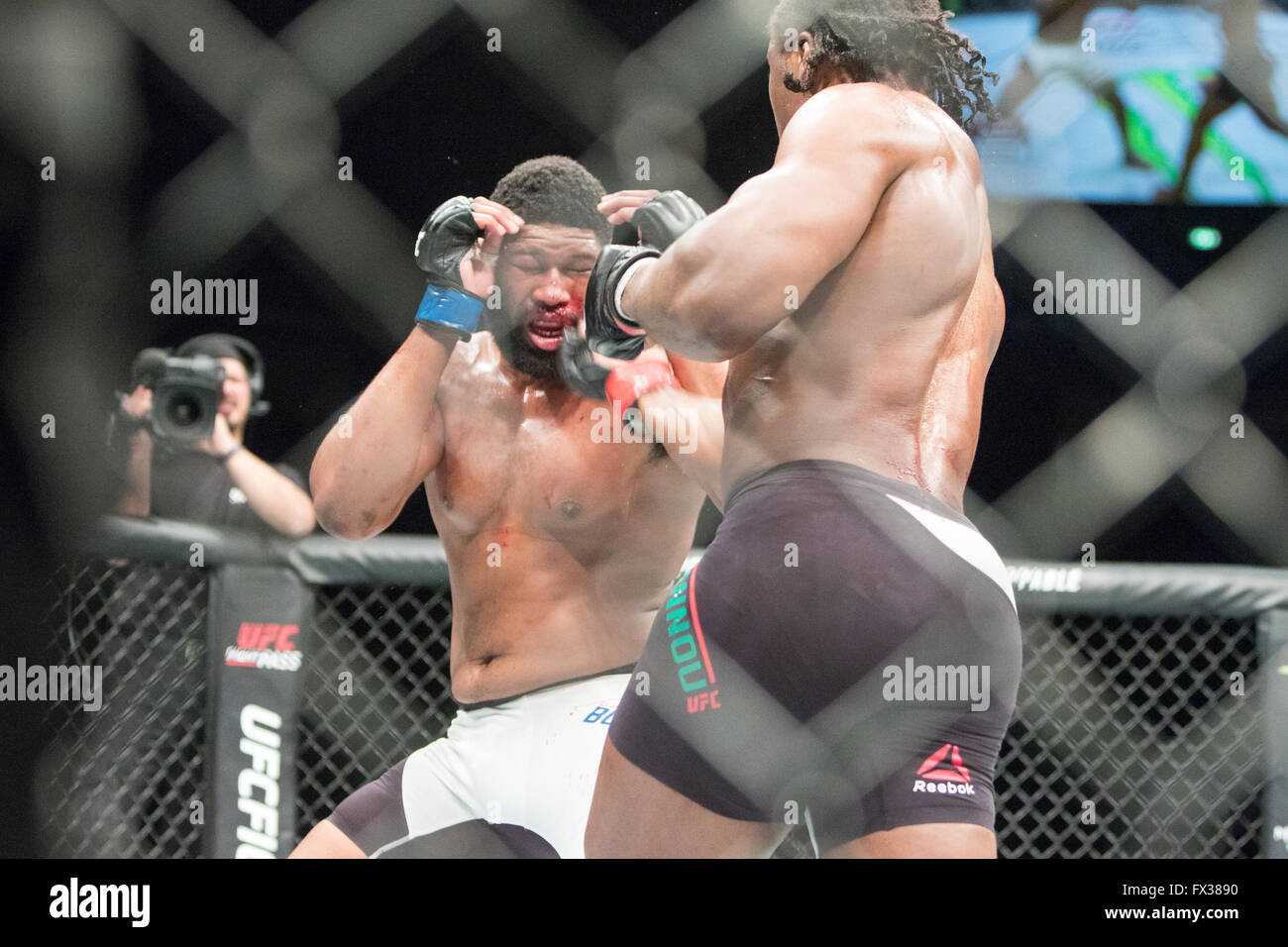 Zagreb, Croatie. 10 avril, 2016. François Ngannou bat Curtis Blaydes via TKO au round deux Ngannou.Francis vs Curtis dans Blaydes heavyweight bout. Crédit : Dan Cooke/Alamy Live News Banque D'Images