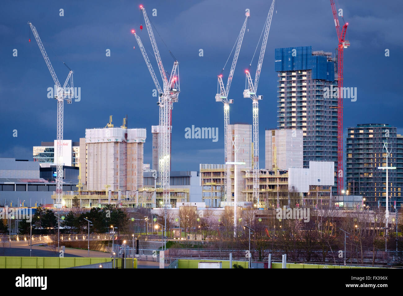De nouveaux gratte-ciel dans le Quartier international de la Queen Elizabeth Olympic Park se détachent sur un ciel crépusculaire orageux Banque D'Images