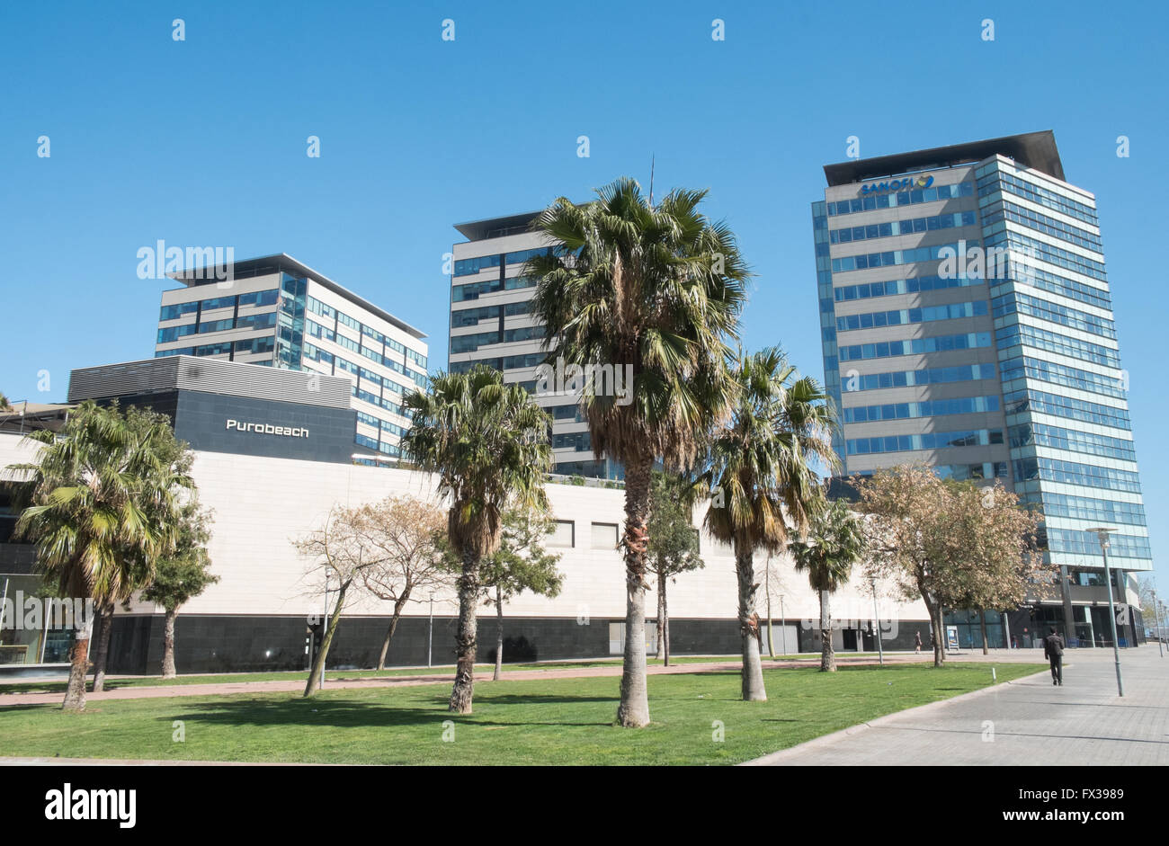 Sanofi immeuble de bureaux sur la droite dans la région de Diagonal Mar Forum,Zone Portuaire de Barcelone, Catalogne, Espagne, Europe. Banque D'Images