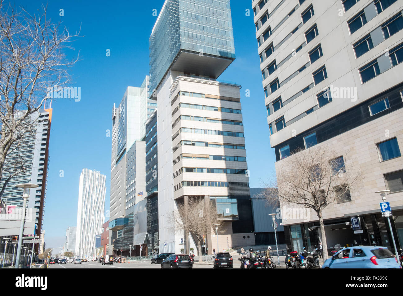 Hôtel Hilton Diagonal Mar sur la droite,bloc de bureau asymétrique CZF dans le centre de Barcelone, Catalogne, Espagne,europe,.Passeig del Taulat. Banque D'Images