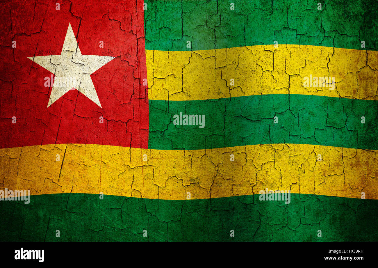 Togo drapeau sur un vieux mur fissuré Banque D'Images