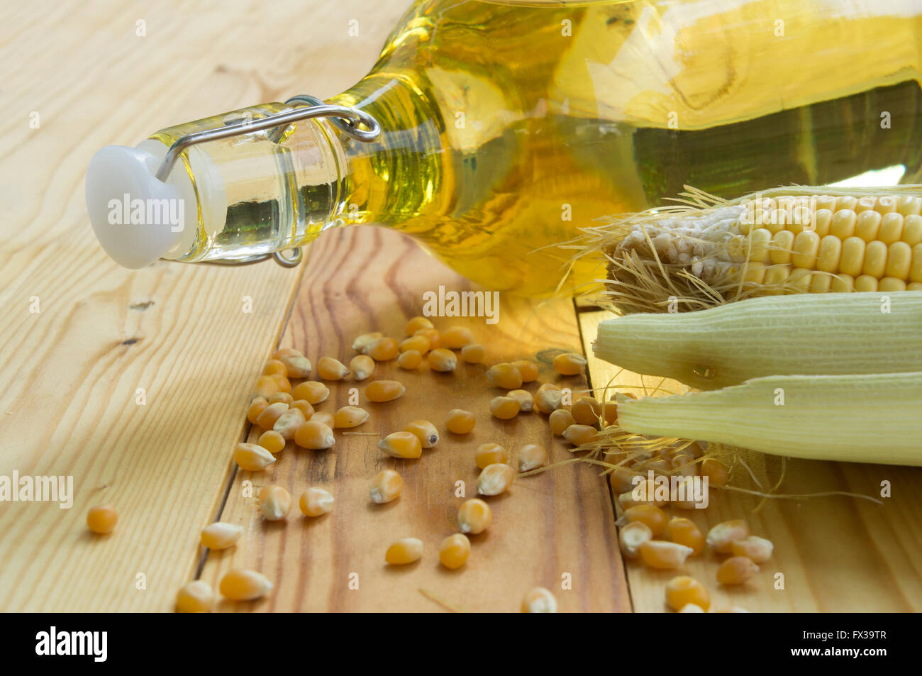 Haricots maïs sec sur la table d'huile végétale Banque D'Images