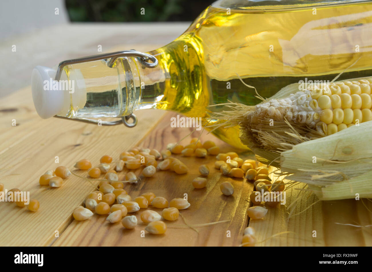 Haricots de maïs sur la table d'huile végétale Banque D'Images