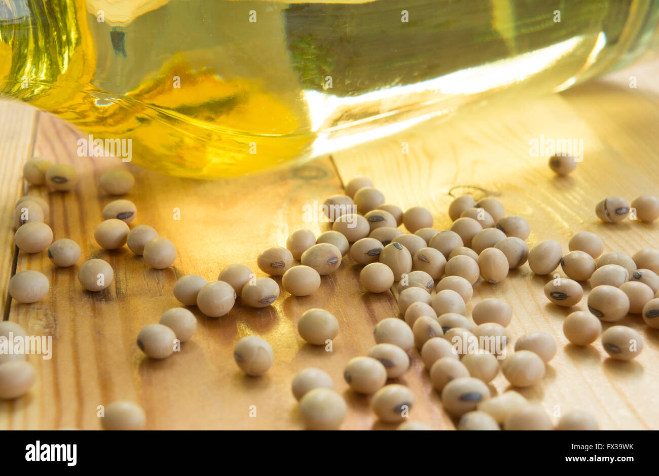 L'huile végétale de soja sur la table Banque D'Images