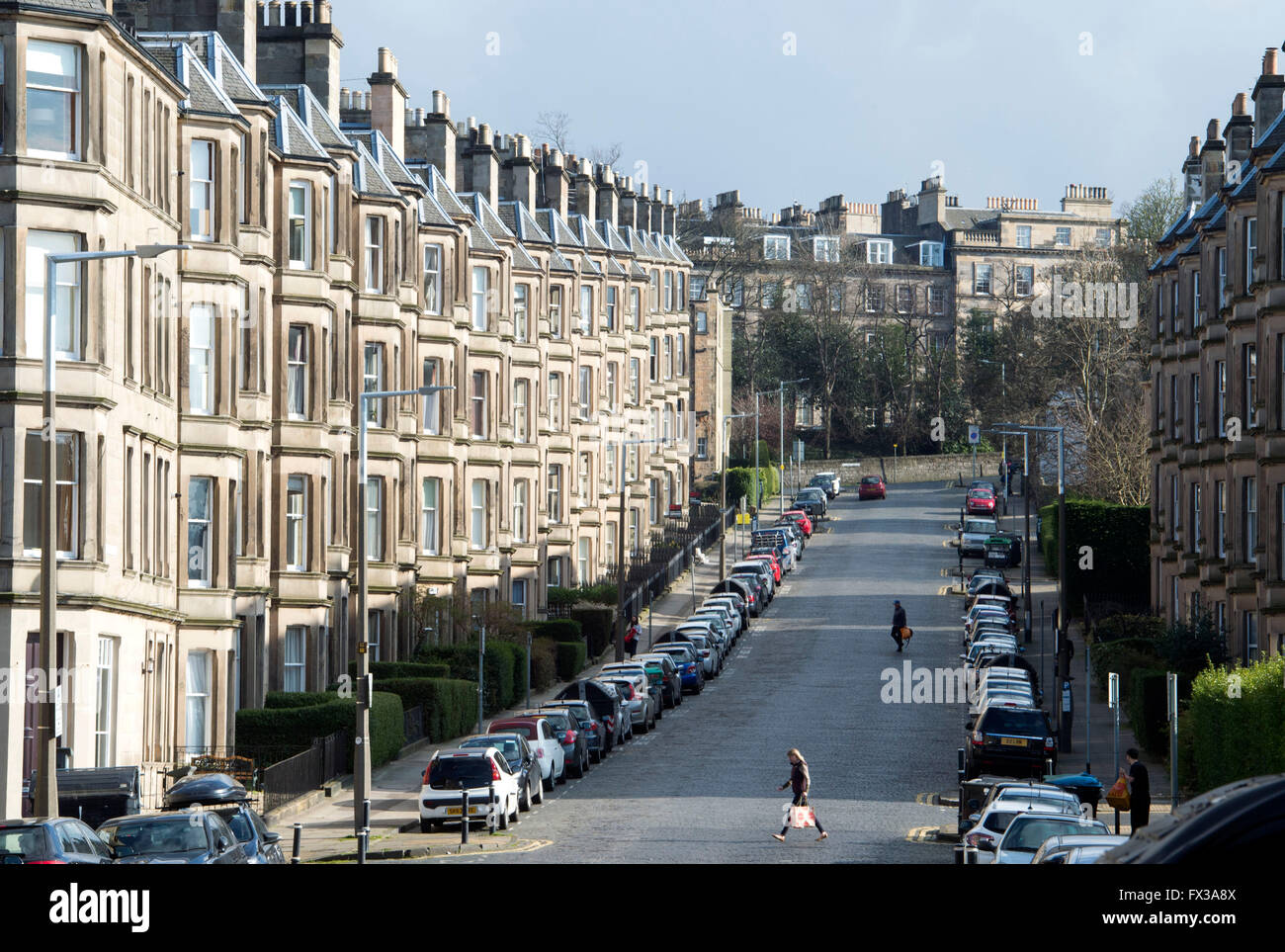 10/04/2016, les piétons de traverser la route sur Comley Bank Avenue, Stockbridge salon de la nouvelle ville d'Édimbourg, Écosse Banque D'Images