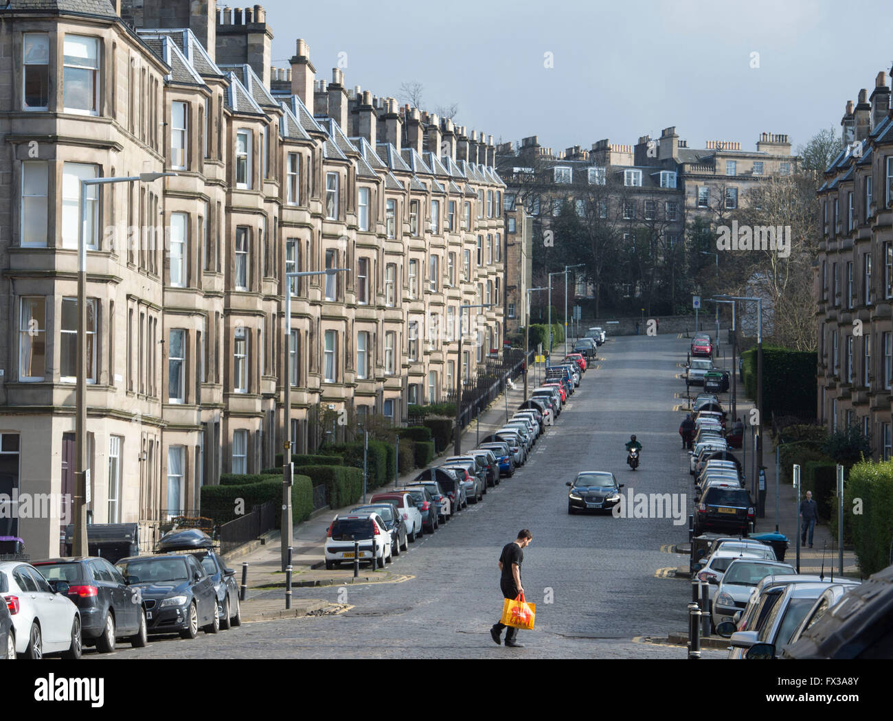 10/04/2016, les piétons de traverser la route sur Comley Bank Avenue, Stockbridge salon de la nouvelle ville d'Édimbourg, Écosse Banque D'Images