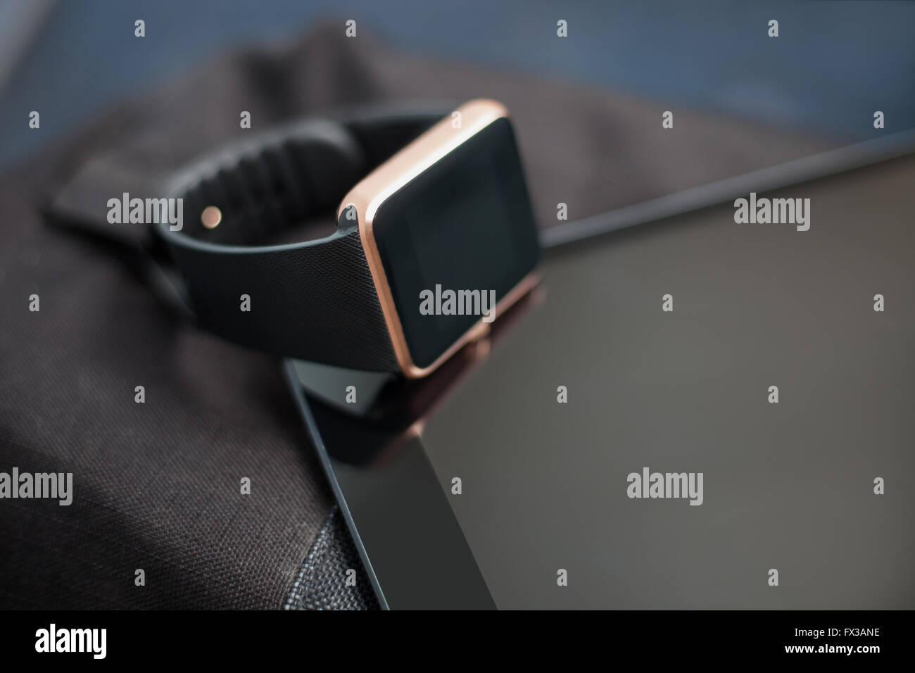 Accessoire numérique moderne - à la mode montre-bracelet à puce sur talbet pc et sac de voyage. Ce gadget vous permettent de toujours rester en contact avec les médias sociaux, le courriel et internet. L'orientation horizontale Banque D'Images