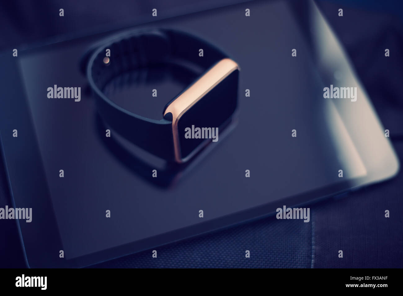 Montre-bracelet à puce portant sur un talbet pc. Ce gadget vous permettra de toujours rester en contact avec les médias sociaux et les technologies de l'internet. Travailler et s'amuser de n'importe où vous voulez. Toning hipster bleu Banque D'Images