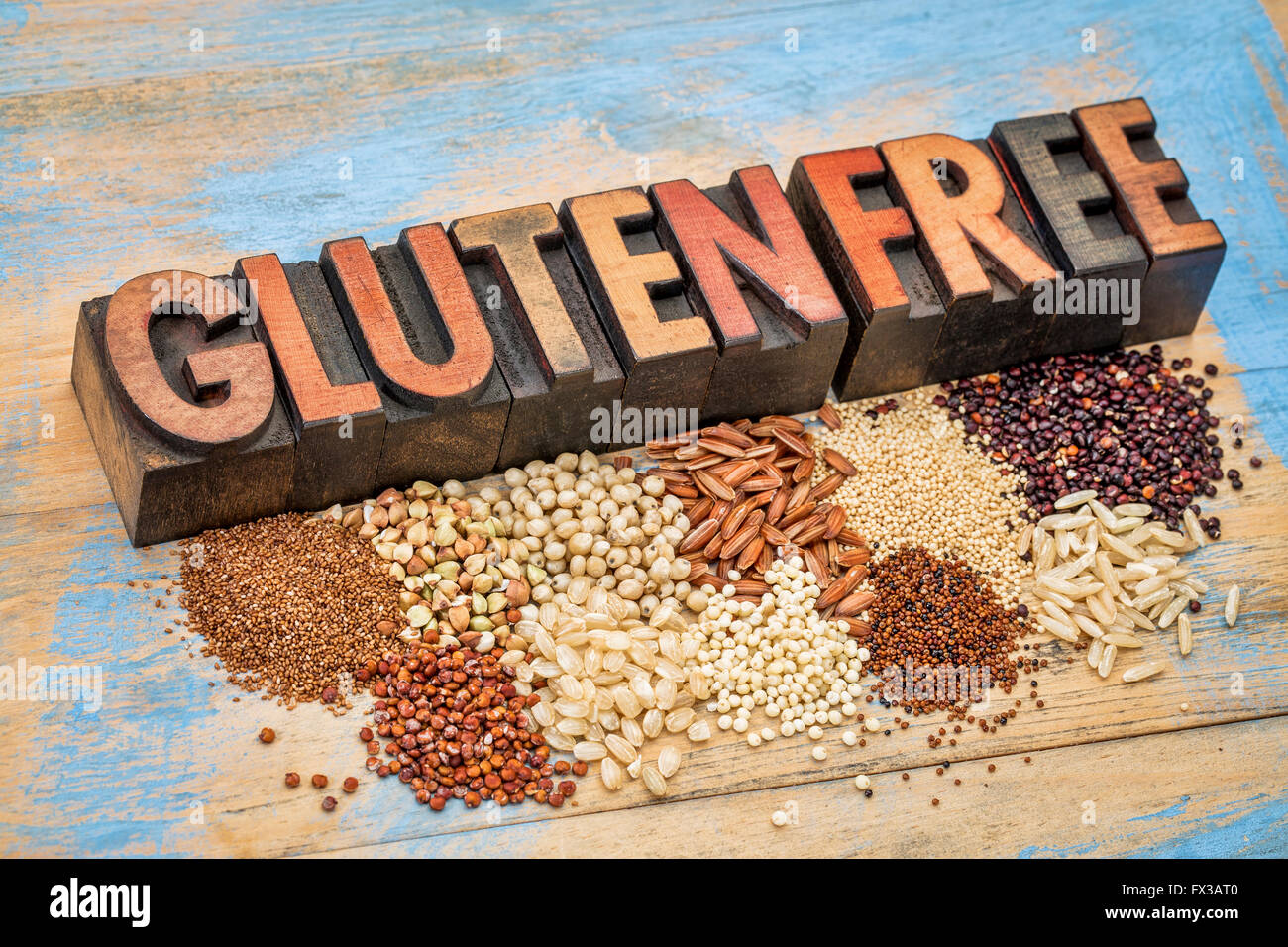 Sélection de céréales sans gluten (riz, quinoa, le teff, le sarrasin, le sorgho,kaniwa, amarante) et du texte i Banque D'Images