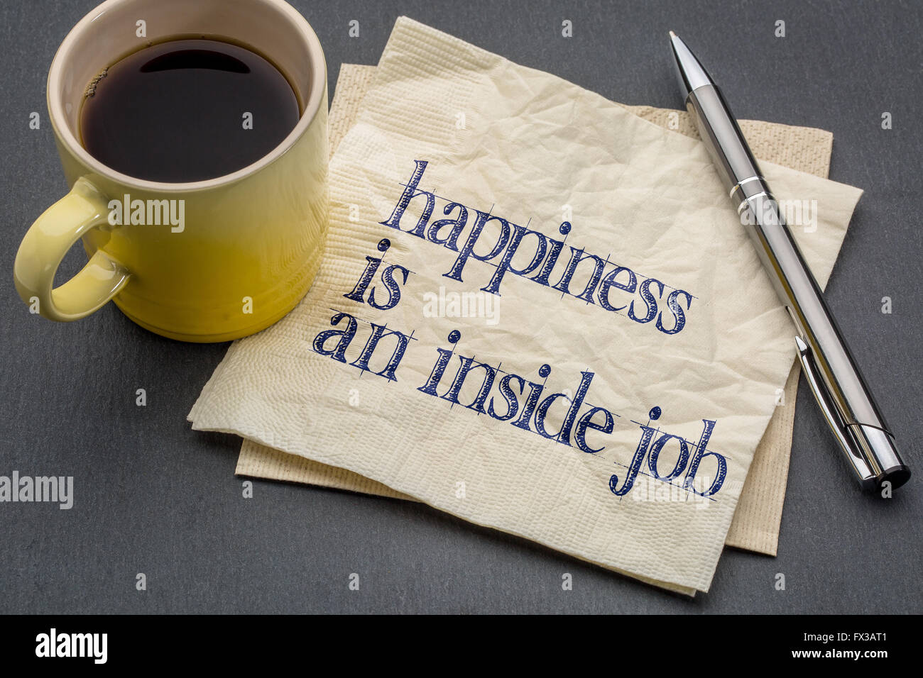Le bonheur est un travail intérieur - écriture d'inspiration sur une serviette avec tasse de café contre l'arrière-plan gris ardoise Banque D'Images