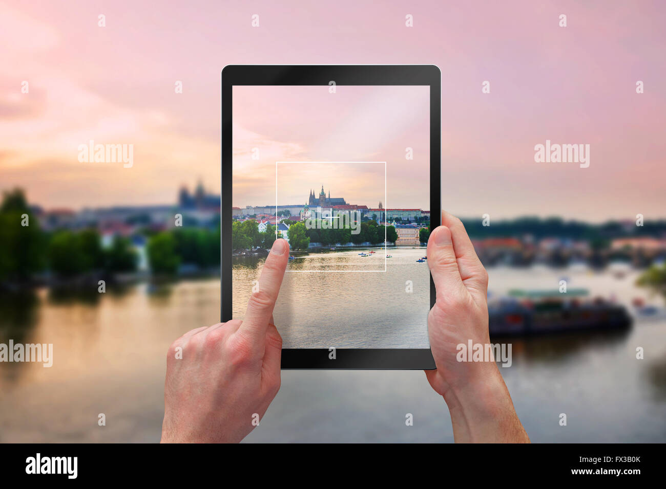 La photographie de paysage ville avec tablette. Les touristes détenteurs d'un comprimé de noir. Banque D'Images