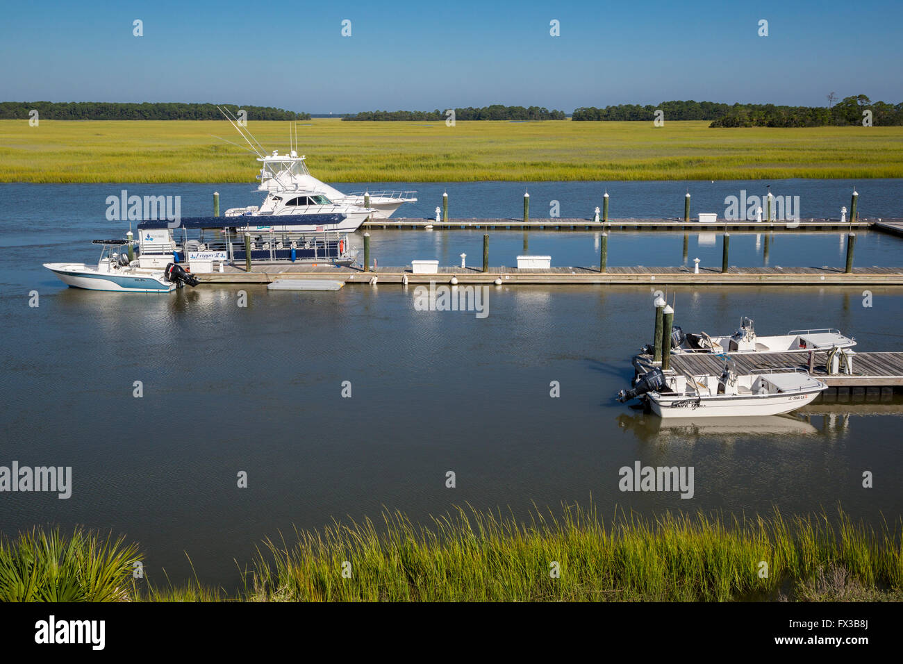Fripp Island, Caroline du Sud, USA. Les bateaux de pêche ancrés dans vieille maison Creek, les zones humides en arrière-plan. Banque D'Images