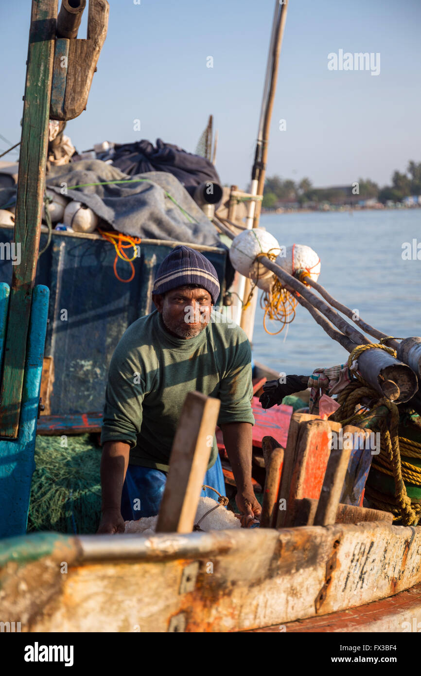 Poissonnier portrait, port de pêche, le lagon de Negombo, Negombo, Sri Lanka, de l'Océan Indien, l'Asie Banque D'Images