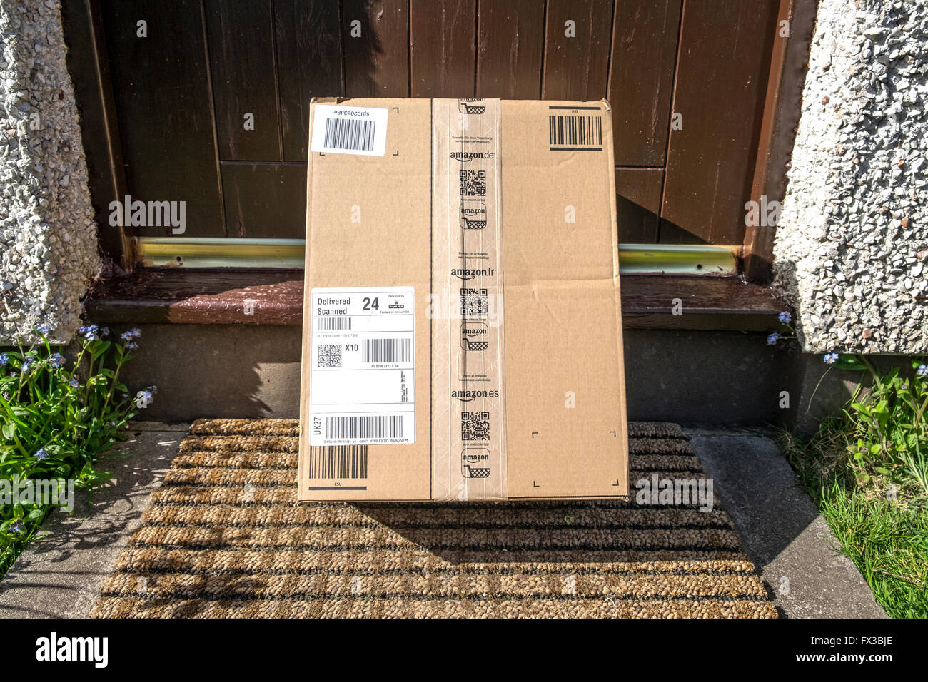 Livraison Amazon laissés à l'extérieur de maison sur la porte Banque D'Images