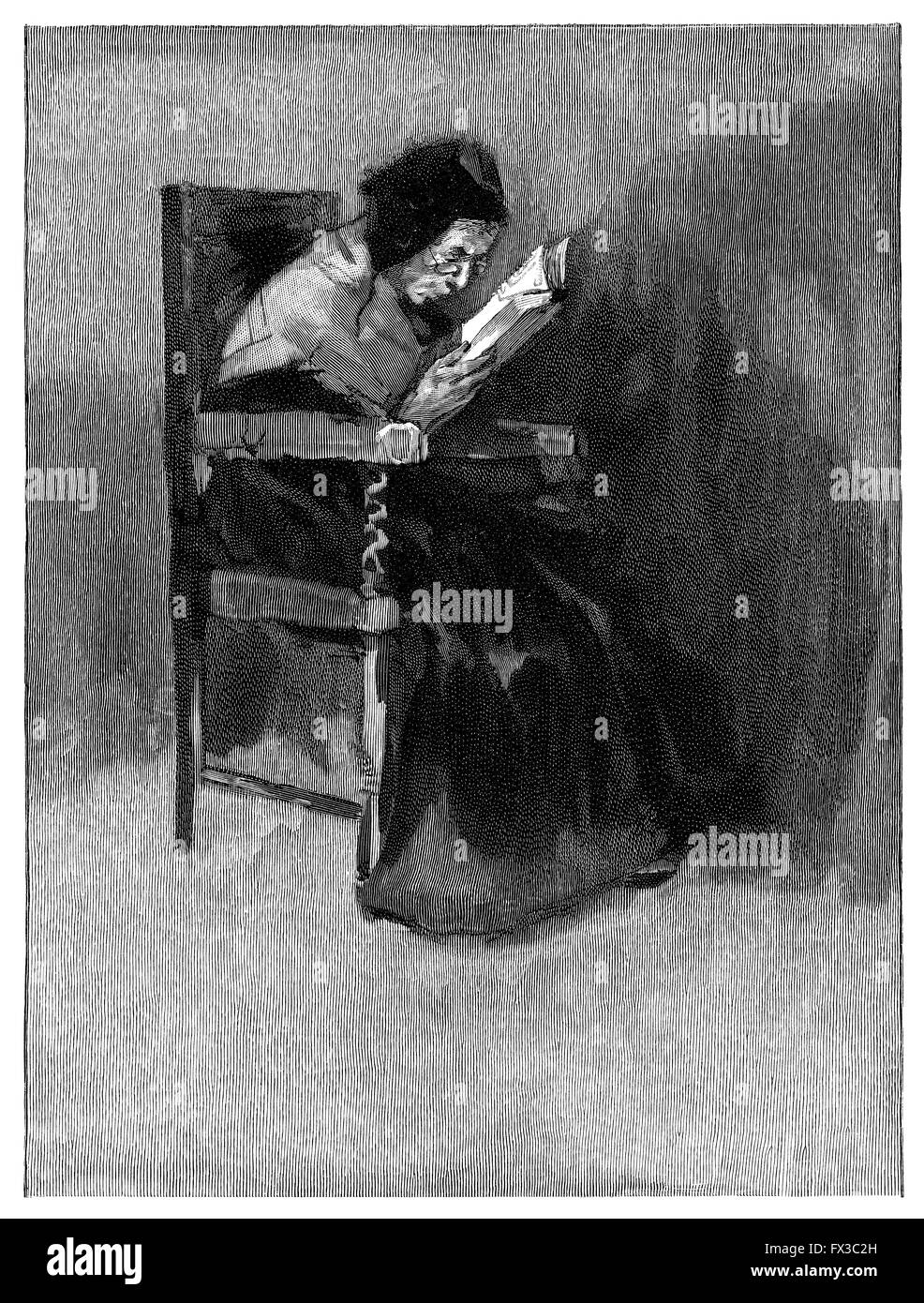 Gravure en noir et blanc d'une vieille femme à la lecture tout en étant assis sur une chaise. Banque D'Images