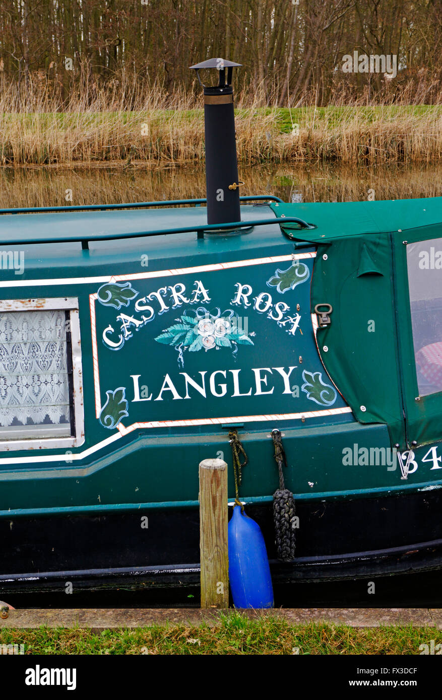 Une plaque signalétique d'un longboat amarré à Langley digue sur les Norfolk Broads à Langley, Norfolk, Angleterre, Royaume-Uni. Banque D'Images