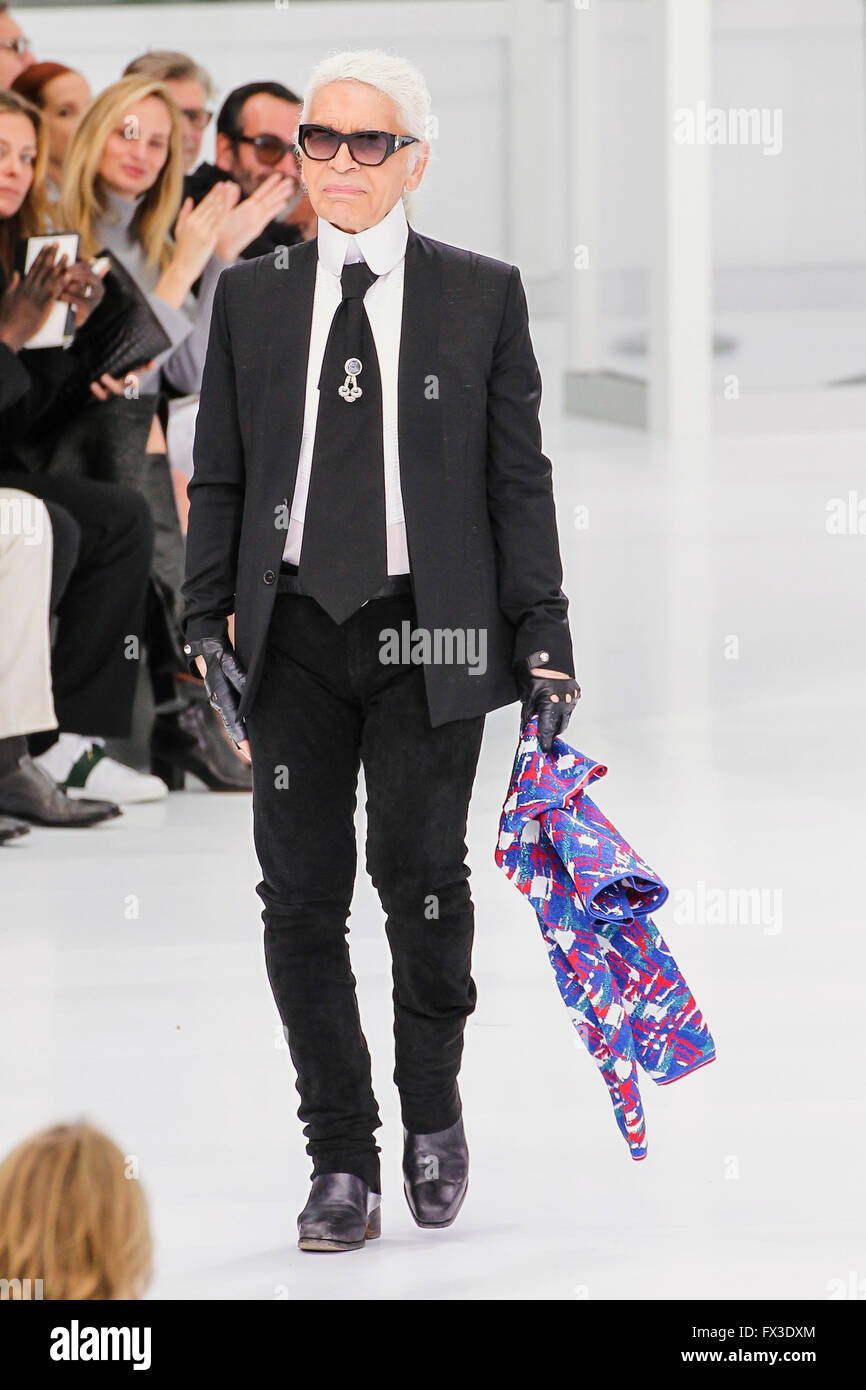 Karl Lagerfeld promenades la piste pendant la Chanel show dans le cadre de  la Paris Fashion Week Femme Printemps/Été 2016 Photo Stock - Alamy