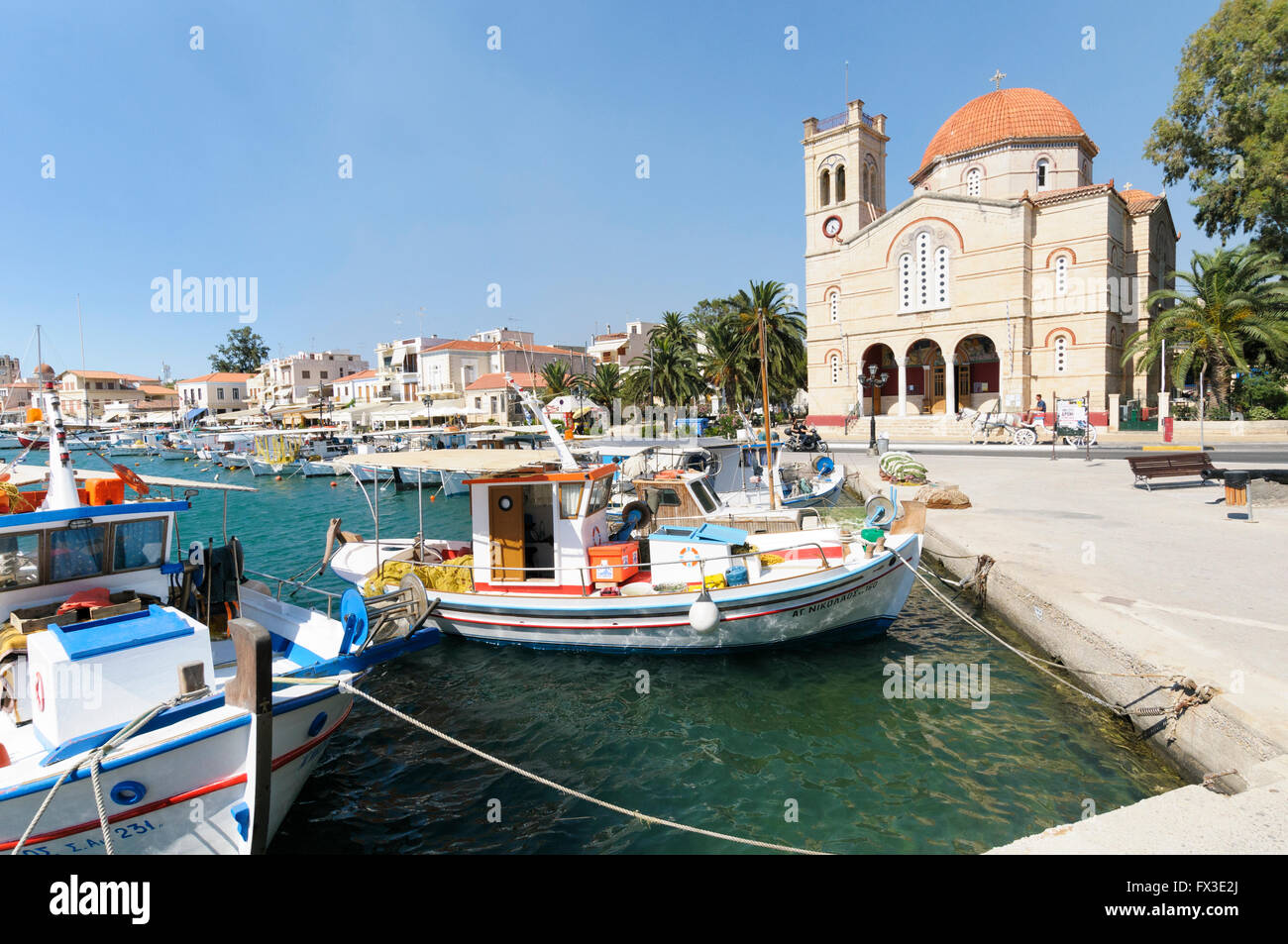 Le port et l'Église Panagitsa, Port d'Aegina, îles du golfe Saronique Egine, Grèce Banque D'Images