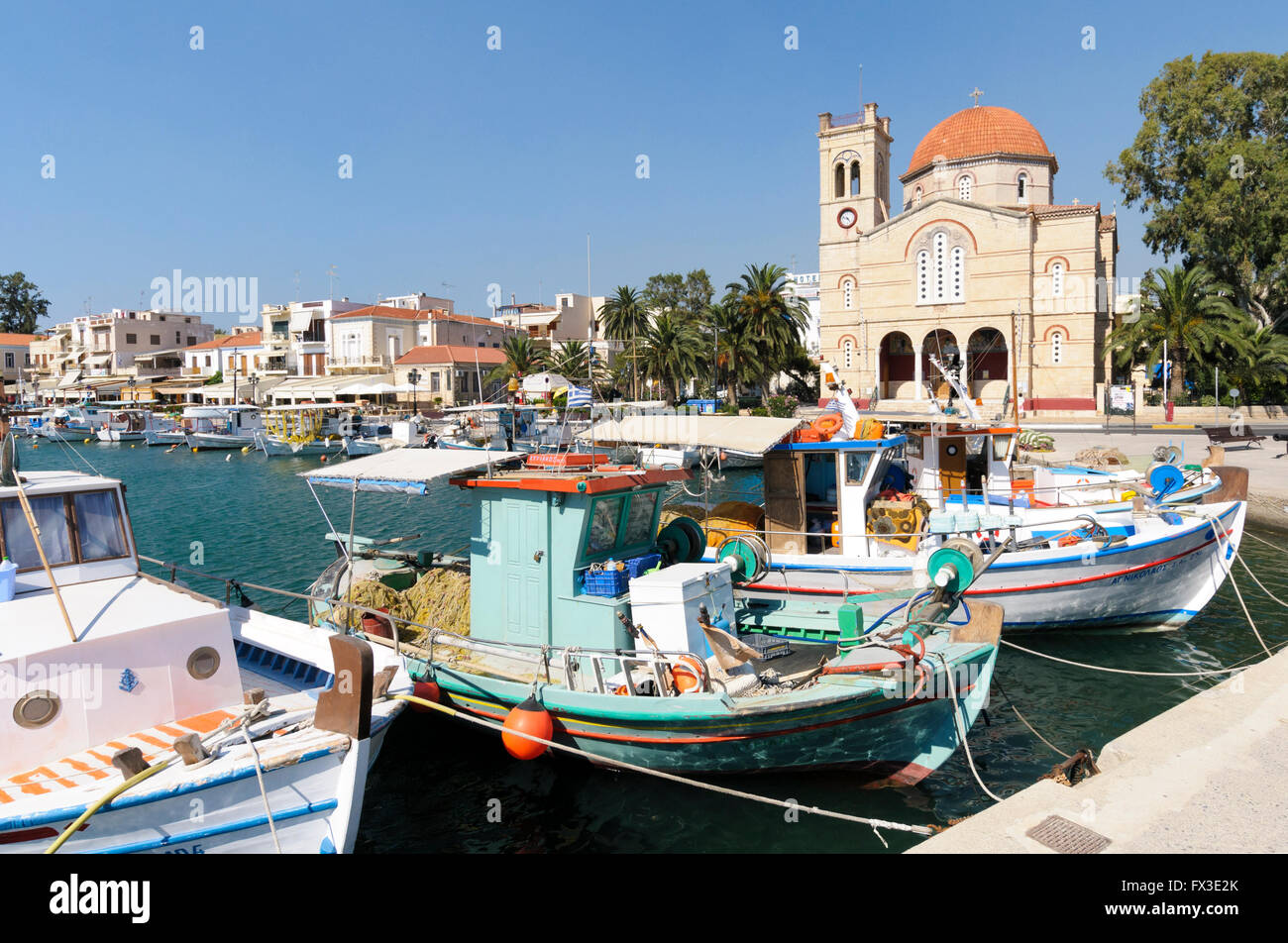 Le port et l'Église Panagitsa, Port d'Aegina, îles du golfe Saronique Egine, Grèce Banque D'Images