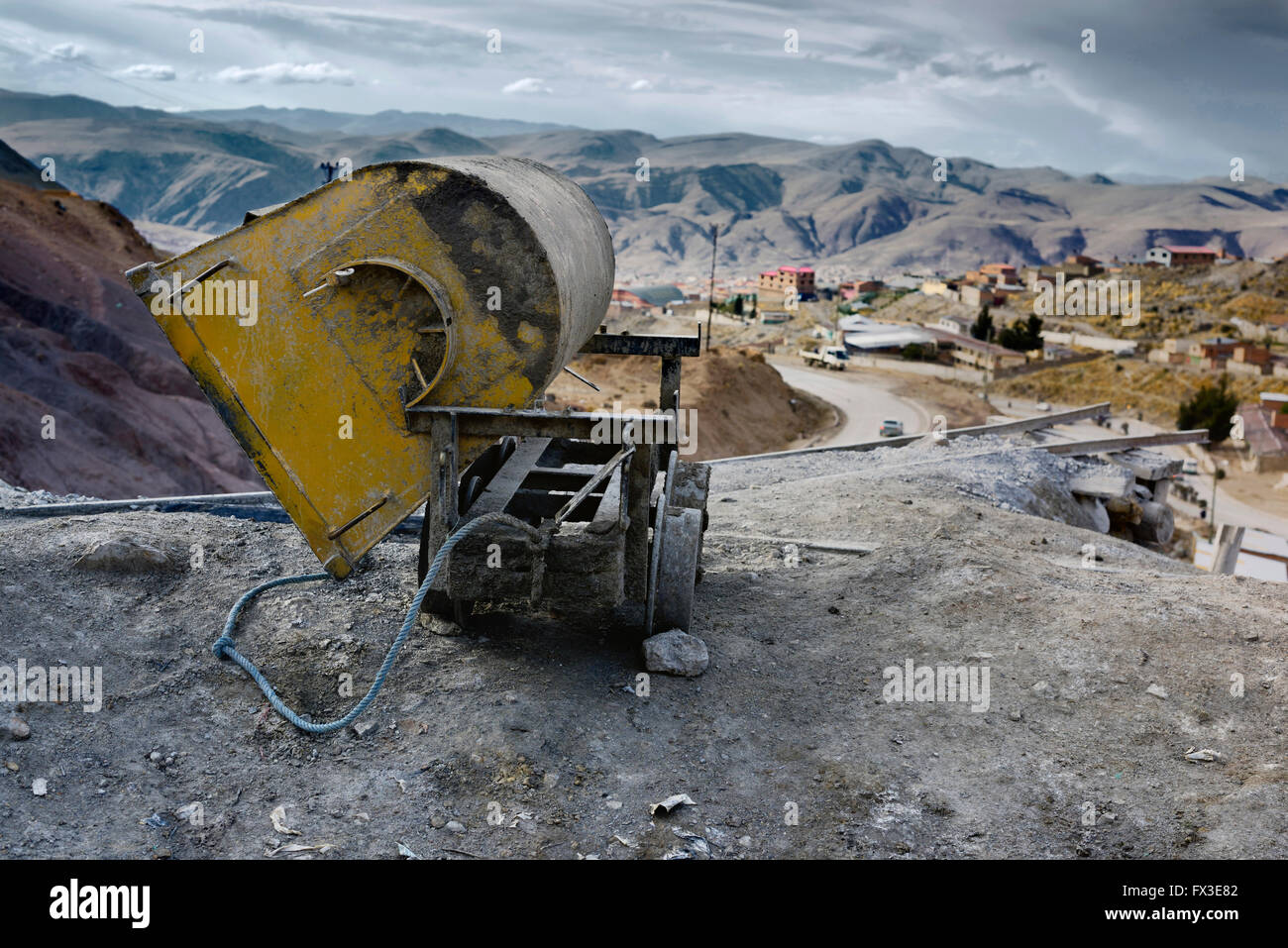 Chariot de mine vide à l'entrée du Cerro Rico, mine d'argent de Potosi, Bolivie Banque D'Images