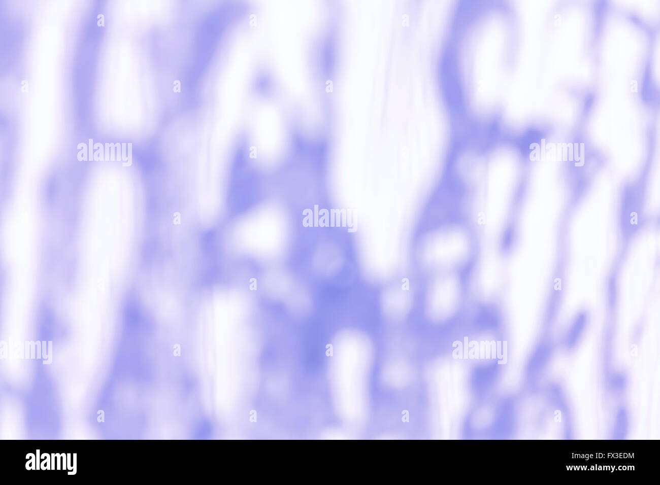 Photo floue d'une mousse sur le pare-brise dans un lavage de voiture, abstract background. Banque D'Images
