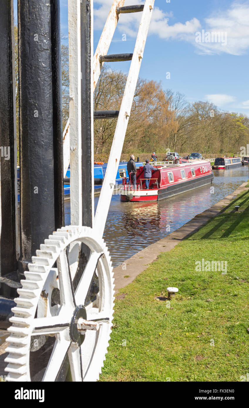 Narrowboating à Fradley Junction sur la Trent et Mersey Canal, Staffordshire, England, UK Banque D'Images
