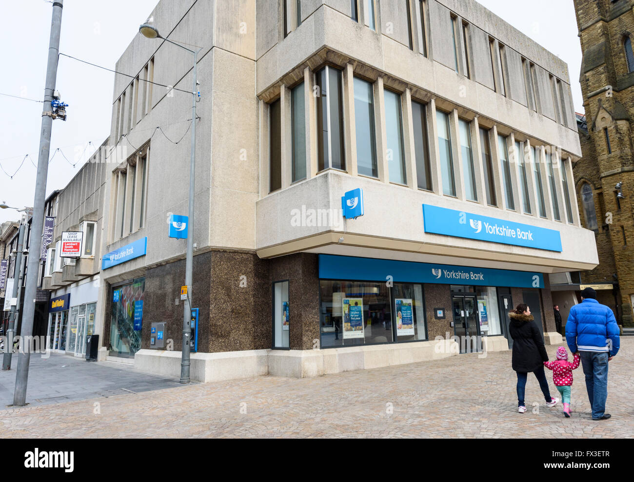 Une famille passe devant l'avant d'une succursale de banque yorkshire à Blackpool, lancashire, uk Banque D'Images