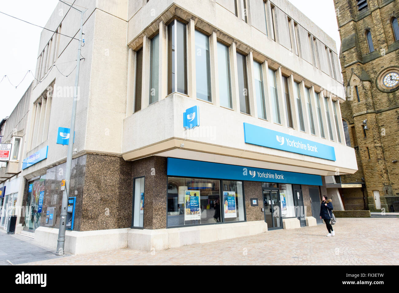 Une dame passe devant l'avant d'une succursale de banque yorkshire à Blackpool, lancashire, uk Banque D'Images